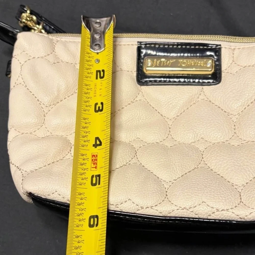 Betsey Johnson Heart Quilted Ivory Cosmetic Makeup Bag Zip Pouch Gold Tone